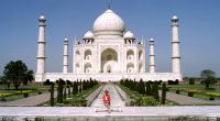 Ein Foto, das um die Welt ging: Prinzessin Diana posierte bei ihrer Reise nach Indien 1992 vor dem Taj Mahal. Für den Besuch in der ehemaligen britischen Kolonie wählte die Prinzessin einen roten Blazer nebst lila Rock.