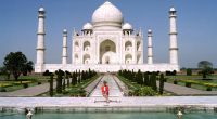 Ein Foto, das um die Welt ging: Prinzessin Diana posierte bei ihrer Reise nach Indien 1992 vor dem Taj Mahal. Für den Besuch in der ehemaligen britischen Kolonie wählte die Prinzessin einen roten Blazer nebst lila Rock.