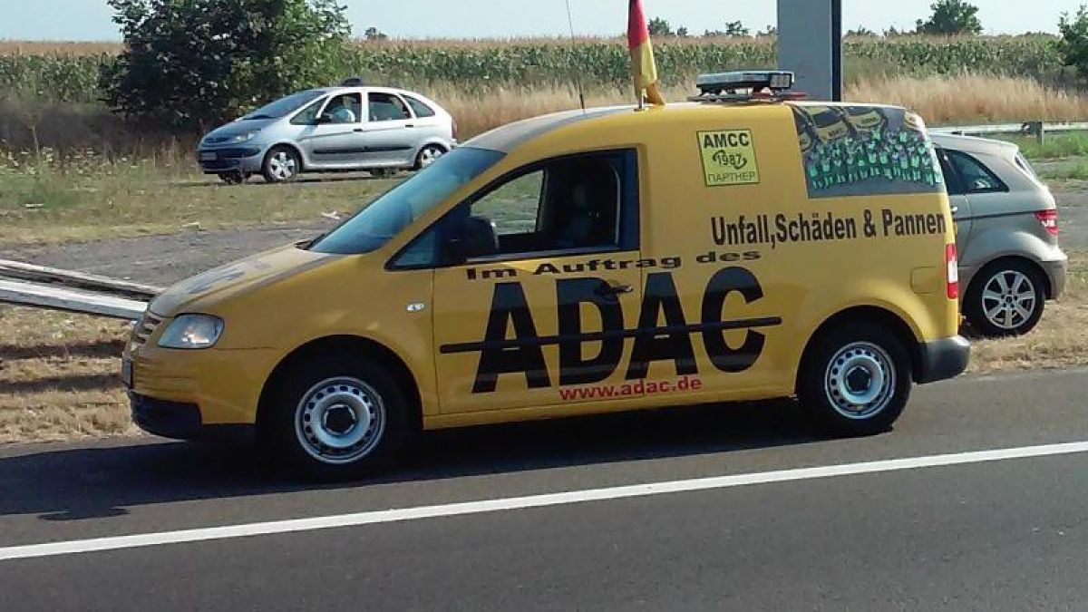 Vorsicht Falle: Der ADAC warnt vor Betrügern, die in Osteuropa in den Farben des Autoclubs auftreten, um Pannenhilfe und Reparaturen für viel Geld anzubieten. Das Bild zeigt ein Fahrzeug im ADAC-Look in Serbien. (Foto)