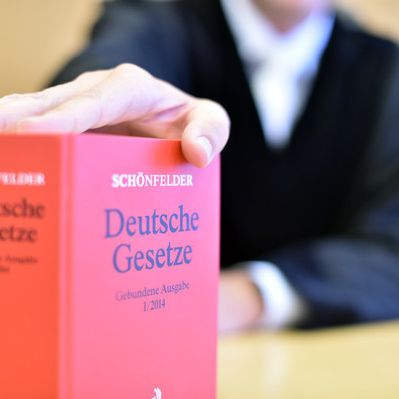 Neue Gesetze aktuell: Das ändert sich bei Rente, Prepaid und Co. Neue Gesetze aktuell: Das ändert sich bei Rente, Prepaid und Co. (Foto)