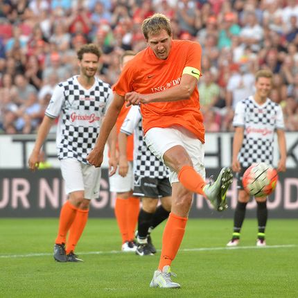 Nowitzki und Co. kicken für guten Zweck: 13 Tore für Schumacher Nowitzki und Co. kicken für guten Zweck: 13 Tore für Schumacher (Foto)