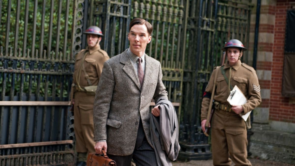 Der brillante Mathematikprofessor Alan Turing (Benedict Cumberbatch) stellt sich beim britischen Militär in der Spionagezentrale Bletchley Park vor. Er möchte die deutsche Chiffriermaschine Enigma knacken. (Foto)