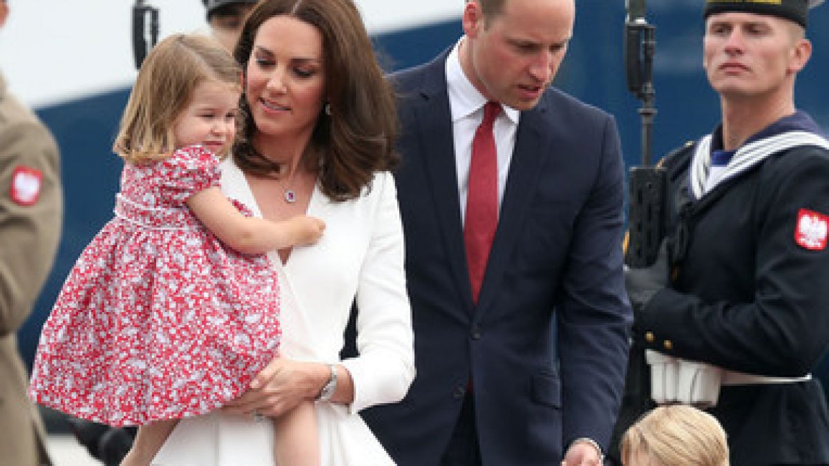 Prinz William, seine Frau Herzogin Kate und ihre beiden Kinder Prinz George und Prinzessin Charlotte, landen auf dem Flughafen in Warschau. (Foto)