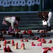Mit roten Schuhen wollen Frauenrechtsbewegungen ein Zeichen setzen und kritisieren die schleppenden Ermittlungen bei den Frauenmorden von Ciudad Juárez.