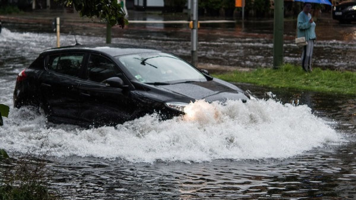 Ein Pkw fährt am 22.07.2017 in Berlin nach einem Gewitter und starken Regenfällen durch die Wassermassen in der Breiten Straße. (Foto)