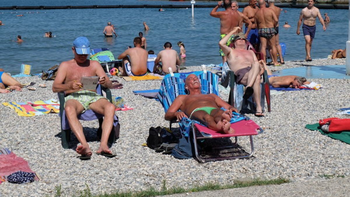 Sichtlich entspannt: Die männlichen Badegäste genießen ihre Ruhe. (Foto)