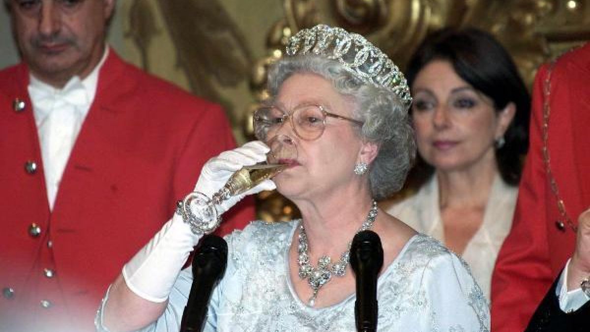 Hoch die Tassen! Queen Elizabeth II. zwitschert gern mal einen. (Foto)