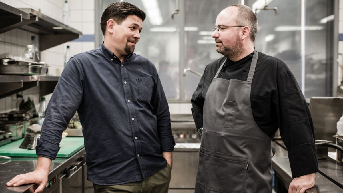 Tim Mälzer und Christian Lohse stehen sich im Kochduell gegenüber. (Foto)