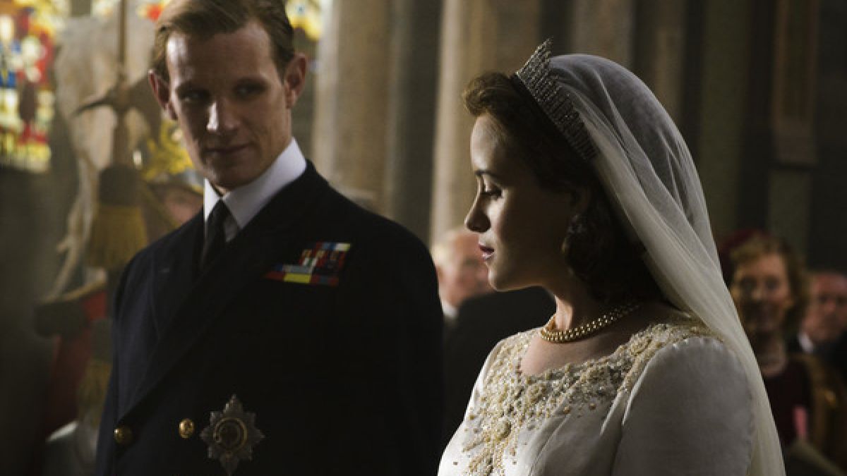 Claire Foy als die junge Königin Elizabeth II. und Matt Smith als Prince Philip während einer Szene der Netflix-Serie "The Crown". (Foto)