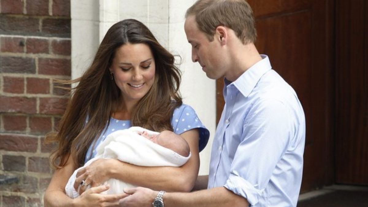 Herzogin Kate und Prinz William zeigen ihren Erstgeborenen Prinz George stolz der Weltöffentlichkeit. (Foto)