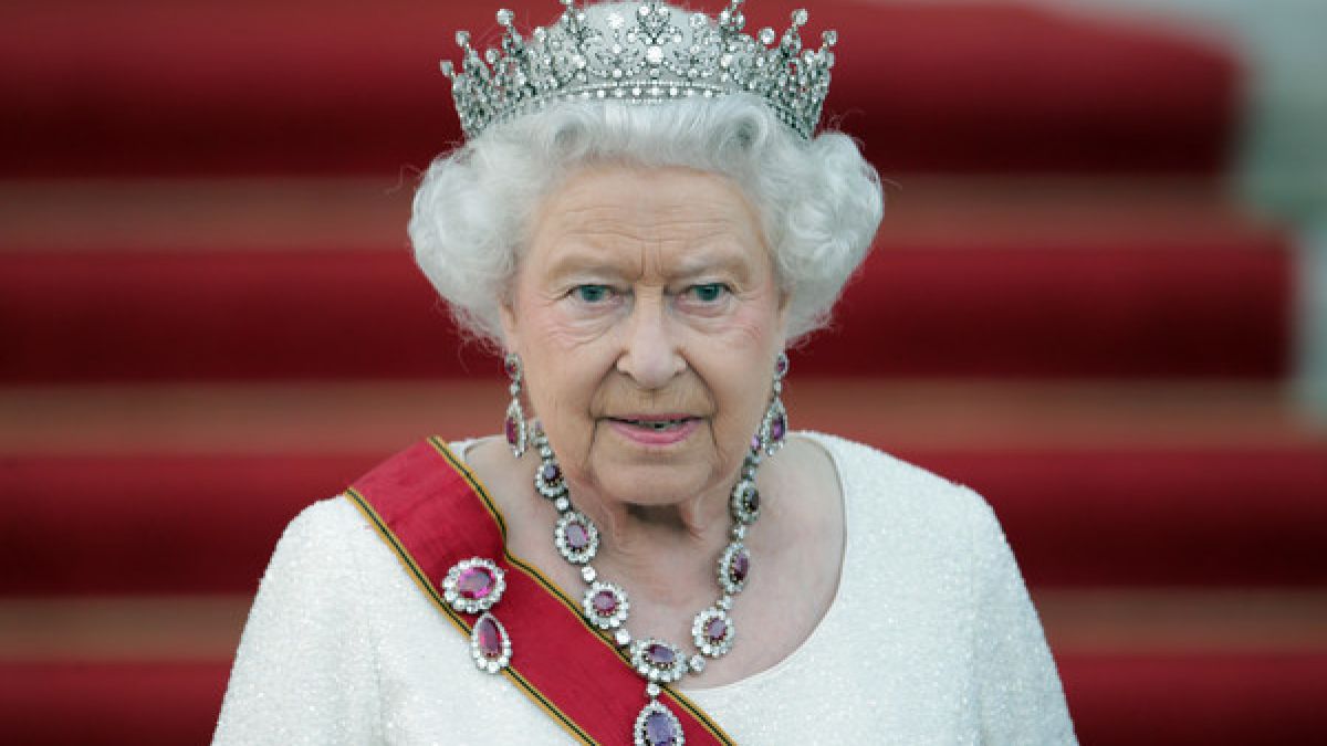 Wer Queen Elizabeth II. persönlich trifft, tut gut daran, sich an die höfische Etikette zu halten. (Foto)