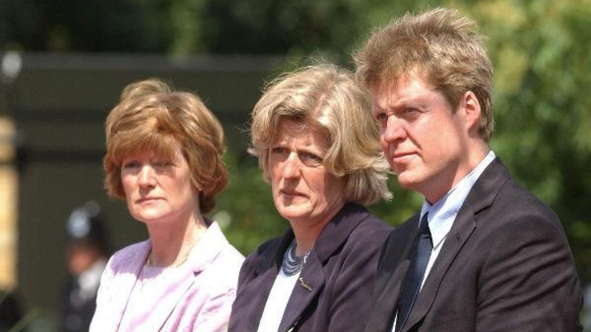 Lady Di's Geschwister, Lady Sarah McCorquodale, Lady Jane Fellowes und Earl Spencer, besuchen gemeinsam die Einweihung des Diana-Brunnens im Londoner Hyde Park im Jahr 2004. (Foto)