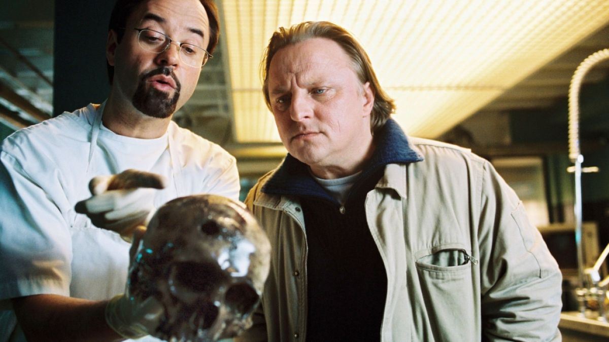 Professor Dr. Boerne (Jan Josef Liefers, links) und Kommissar Thiel (Axel Prahl) untersuchen das Skelett eines Toten. (Foto)