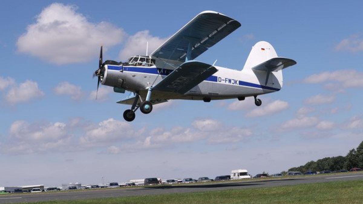Eine Antonow An 2 fliegt über den Flugplatz in Gera. Eine Maschine desselben Typs ist in Moskau abgestürzt. (Foto)