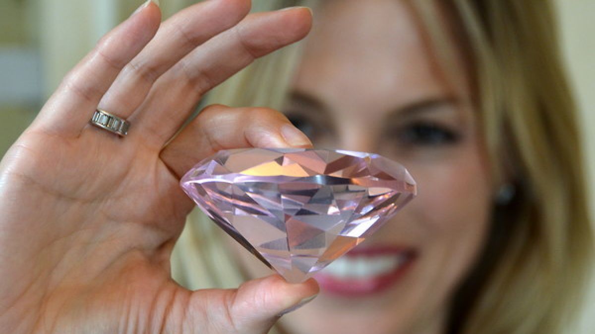 Dr. Elisabeth Nüdling ist Schmuckhändlerin, Gutachterin und Expertin für Diamanten und seit 2017 im Team von "Bares für Rares". (Foto)