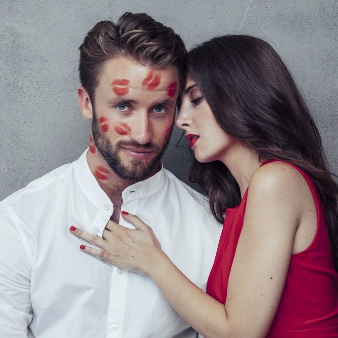 Erste Küsse beim Blind Date mit Augenbinde Erste Küsse beim Blind Date mit Augenbinde (Foto)