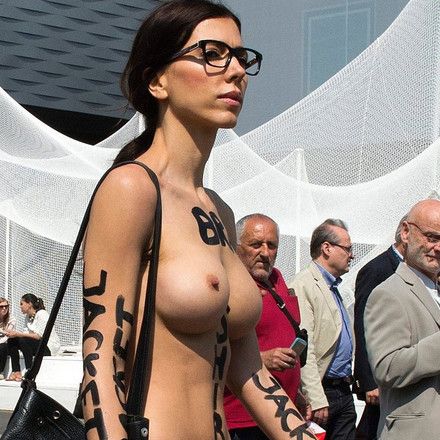 HIER hat die Nackt-Künstlerin Sex in aller Öffentlichkeit
