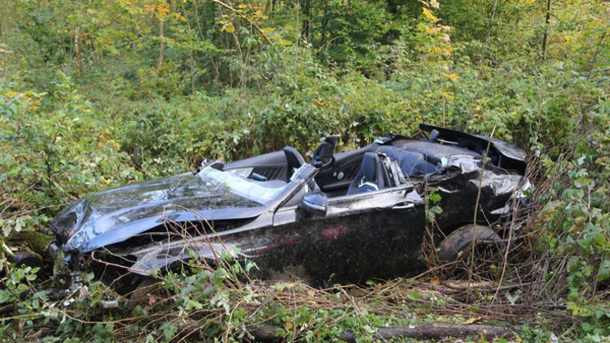 Ein bei dem Unfall zerstörter Sportwagen in der Nähe von Amstetten (Baden-Württemberg) liegt in Büschen neben der Fahrbahn. (Foto)