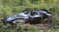 Ein bei dem Unfall zerstörter Sportwagen in der Nähe von Amstetten (Baden-Württemberg) liegt in Büschen neben der Fahrbahn.