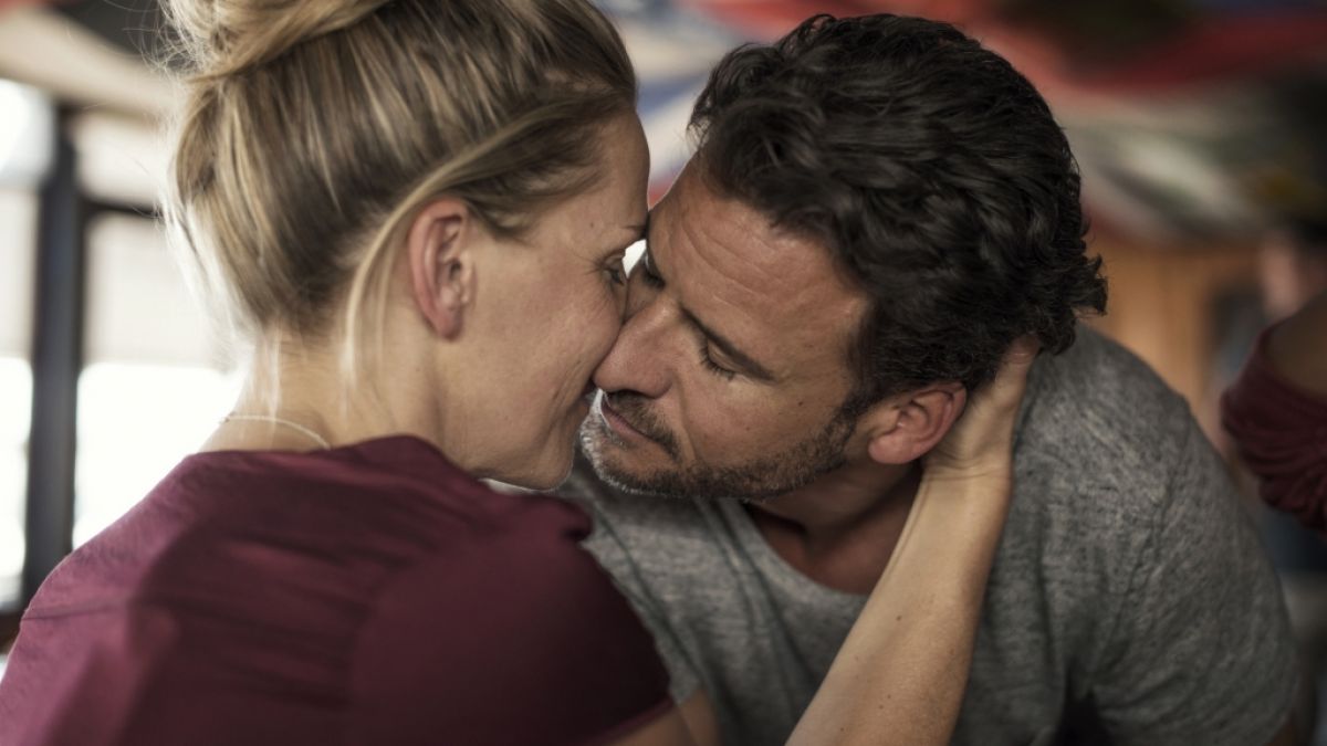Lara (Tanja Wedhorn) und Richard (Stephan Luca) lassen endlich ihre Liebe zu. (Foto)