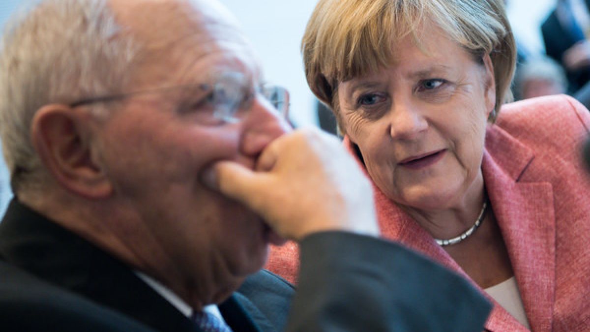 Wolfgang Schäuble äußert erstmals auch Kritik gegen Angela Merkel. (Foto)