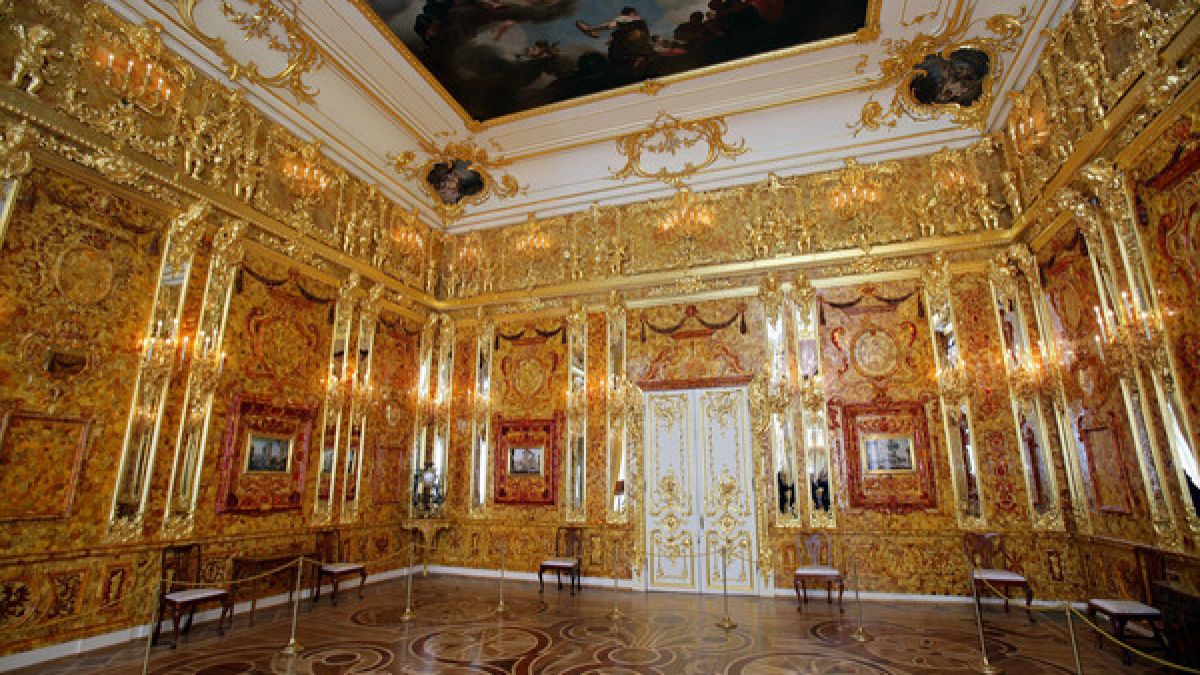 Das nachgebildete Bernsteinzimmer im Katharinenpalast in Puschkin bei Sankt Petersburg. (Foto)