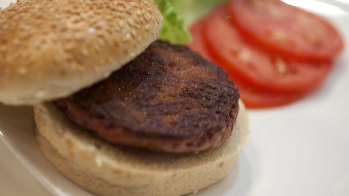 Ein Burger, der aus künstlichem Fleisch besteht und von Professor Mark Post an der Universität Maastricht entwickelt worden ist. (Foto)