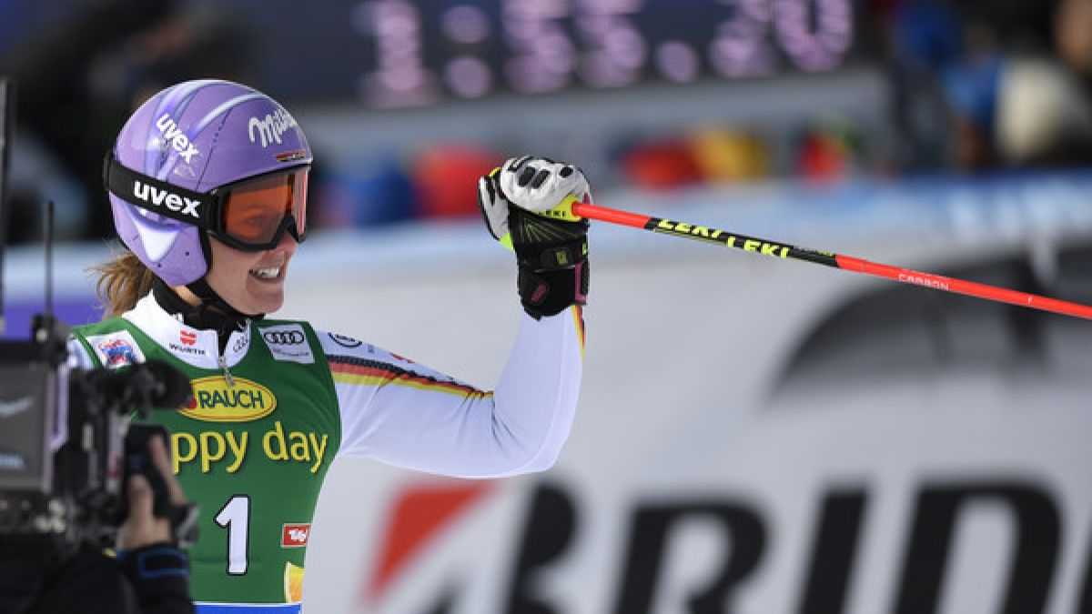 Viktoria Rebensburg ist mit einem Sieg im Riesenslalom in den Olympia-Winter gestartet. (Foto)