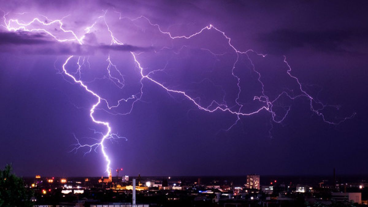Die Wahrscheinlichkeit, in Deutschland von einem Blitz getroffen zu werden, ist sehr gering. Jährlich werden im Durchschnitt rund 130 Menschen verletzt, drei bis vier kommen durch Blitzeinschläge ums Leben. (Foto)