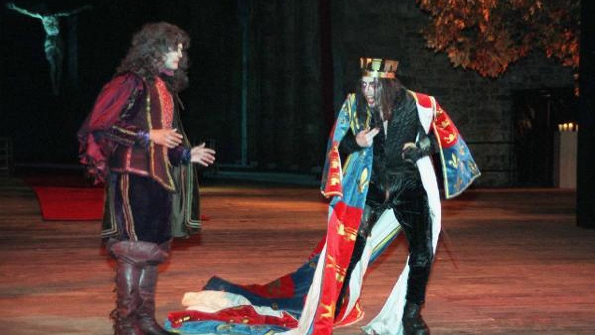 Axel Holst als Herzog von Buckingham (l) in "König Richard III." von William Shakespeare. (Foto)