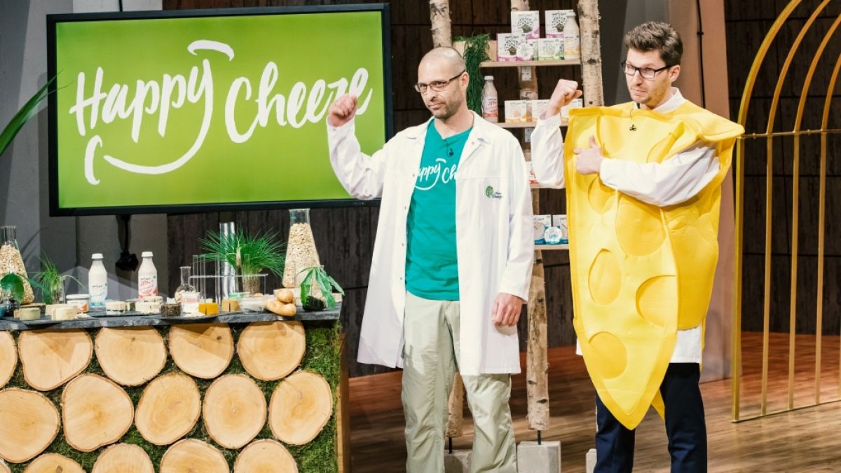 Dr. Mudar Mannah (l.) und Rocky Wüst aus Cuxhaven präsentieren mit "Happy Cheeze" veganen Käse. Sie erhoffen sich ein Investment von 500.000 Euro für 10 Prozent ihres Unternehmens. (Foto)