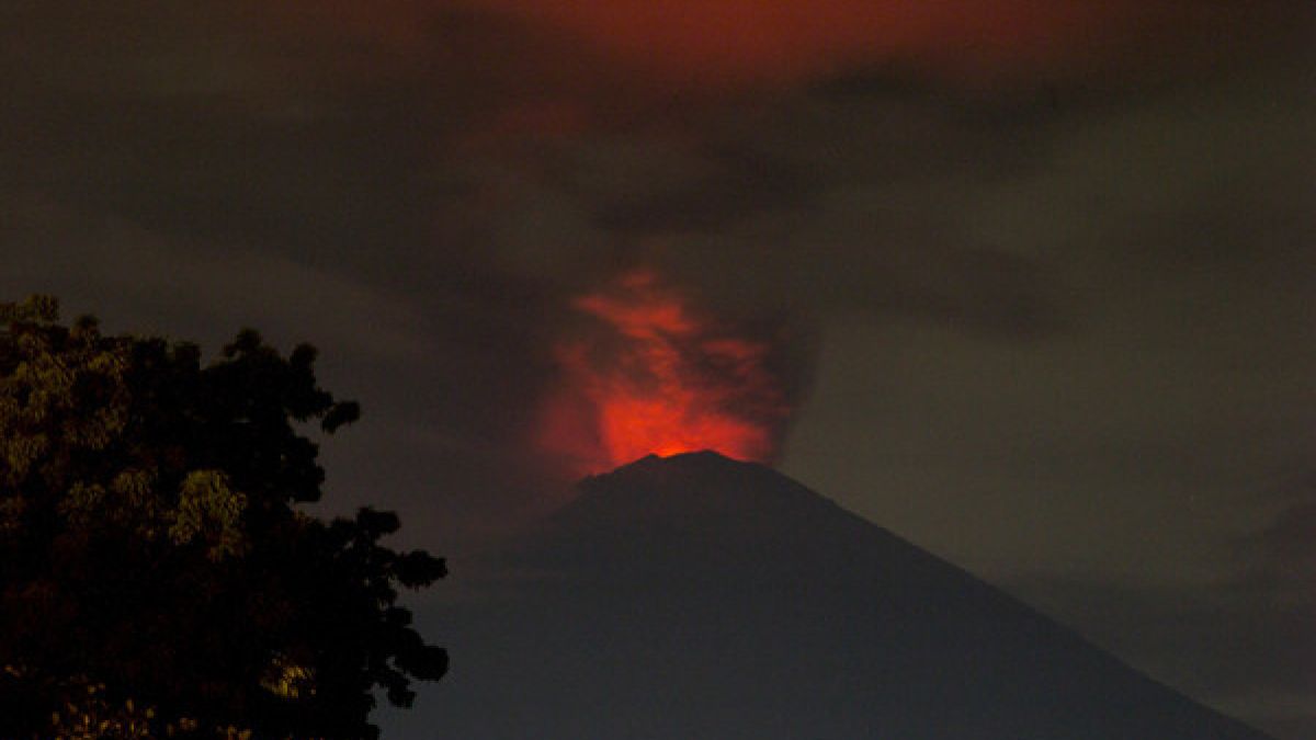 Der Vulkan Gunung Agung auf Bali spuckt Feuer und Asche. (Foto)