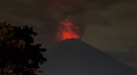 Der Vulkan Gunung Agung auf Bali spuckt Feuer und Asche.