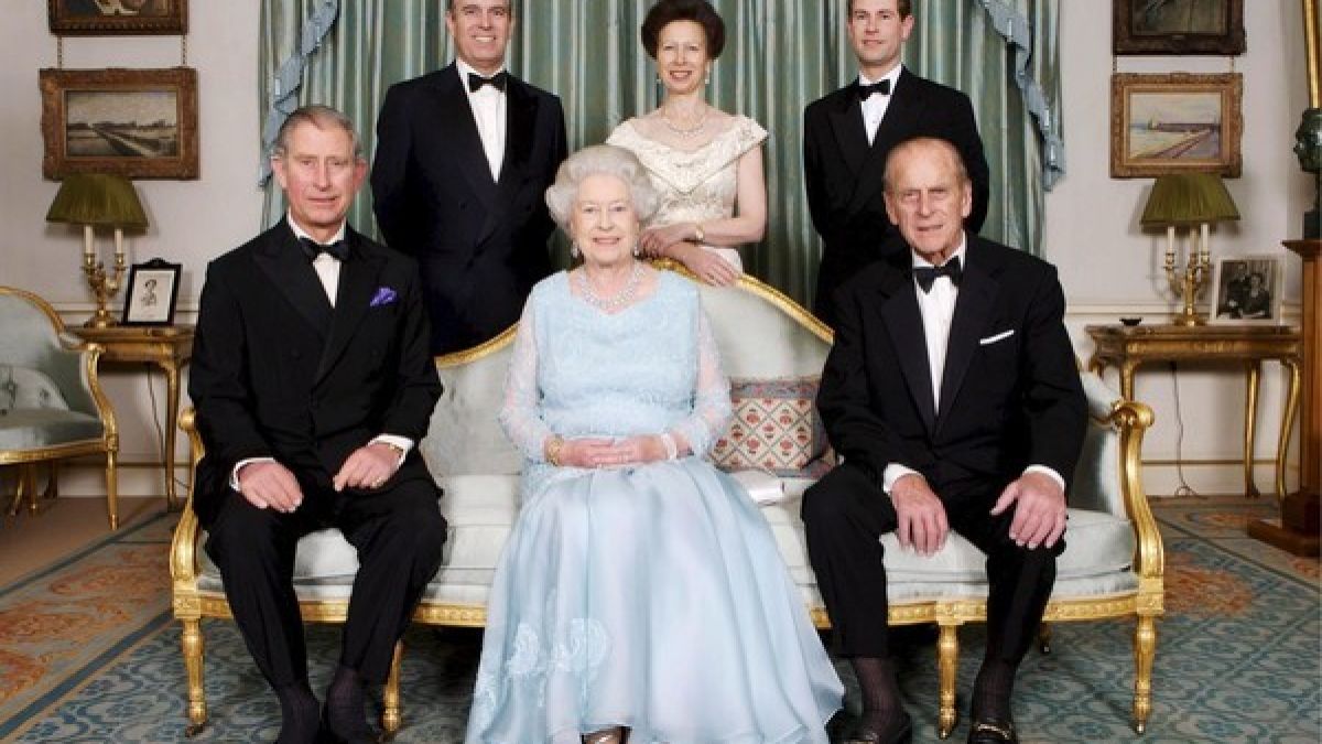 Eine schrecklich royale Familie: Queen Elizabeth II. mit Ehemann Prinz Philip (vorn rechts) und den Kindern Prinz Charles, Prinz Andrew, Prinzessin Anne und Prinz Edward (v.l.n.r.). (Foto)