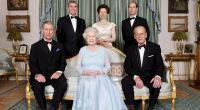 Eine schrecklich royale Familie: Queen Elizabeth II. mit Ehemann Prinz Philip (vorn rechts) und den Kindern Prinz Charles, Prinz Andrew, Prinzessin Anne und Prinz Edward (v.l.n.r.).