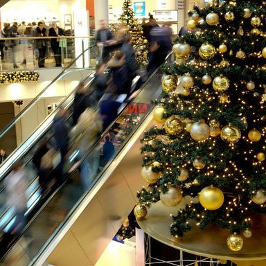 Sonntagsverkauf am 1. Advent lockte in DIESEN Städten zum Shoppen Sonntagsverkauf am 1. Advent lockte in DIESEN Städten zum Shoppen (Foto)