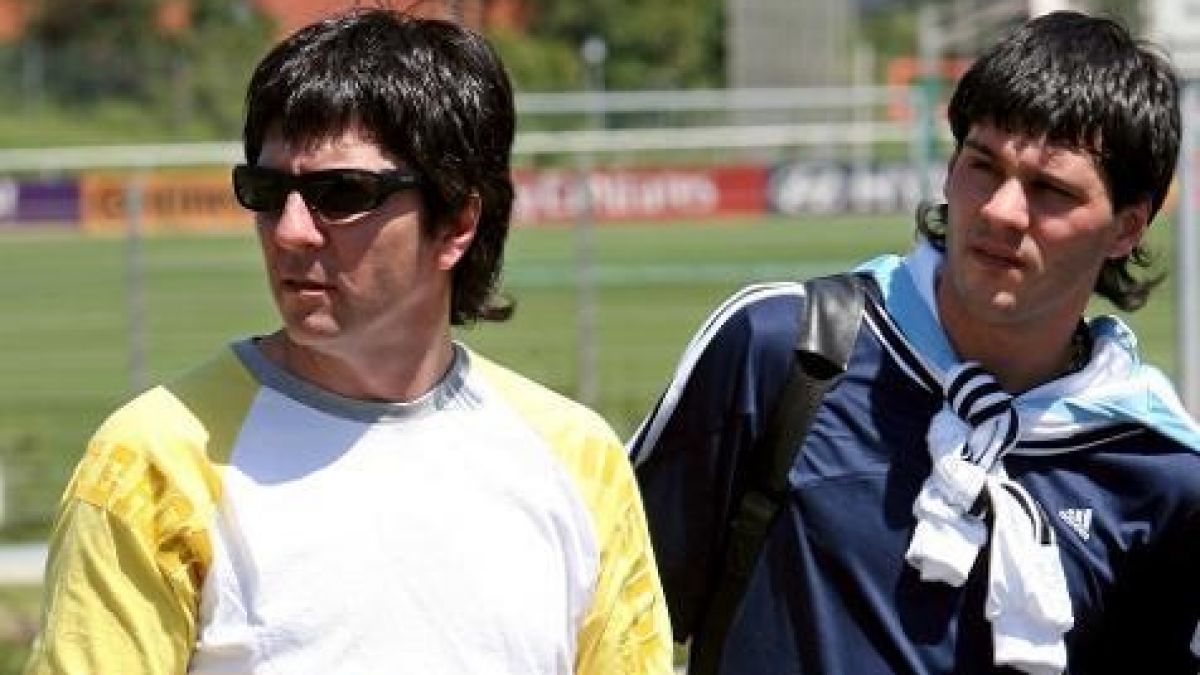 Lionel Messi Vater Jorge (l.) sowie sein Bruder Mathias Messi bei der Fußball-WM 2006 in Deutschland. (Foto)