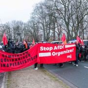 Gegendemonstranten protestieren auf dem Theodor-Heuss-Platz in Hannover. Gegendemonstranten protestieren auf dem Theodor-Heuss-Platz in Hannover.
