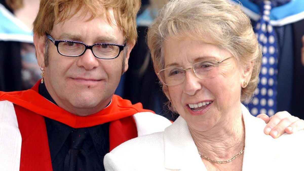Sir Elton John und seine Mutter Sheila Farebrother. (Foto)