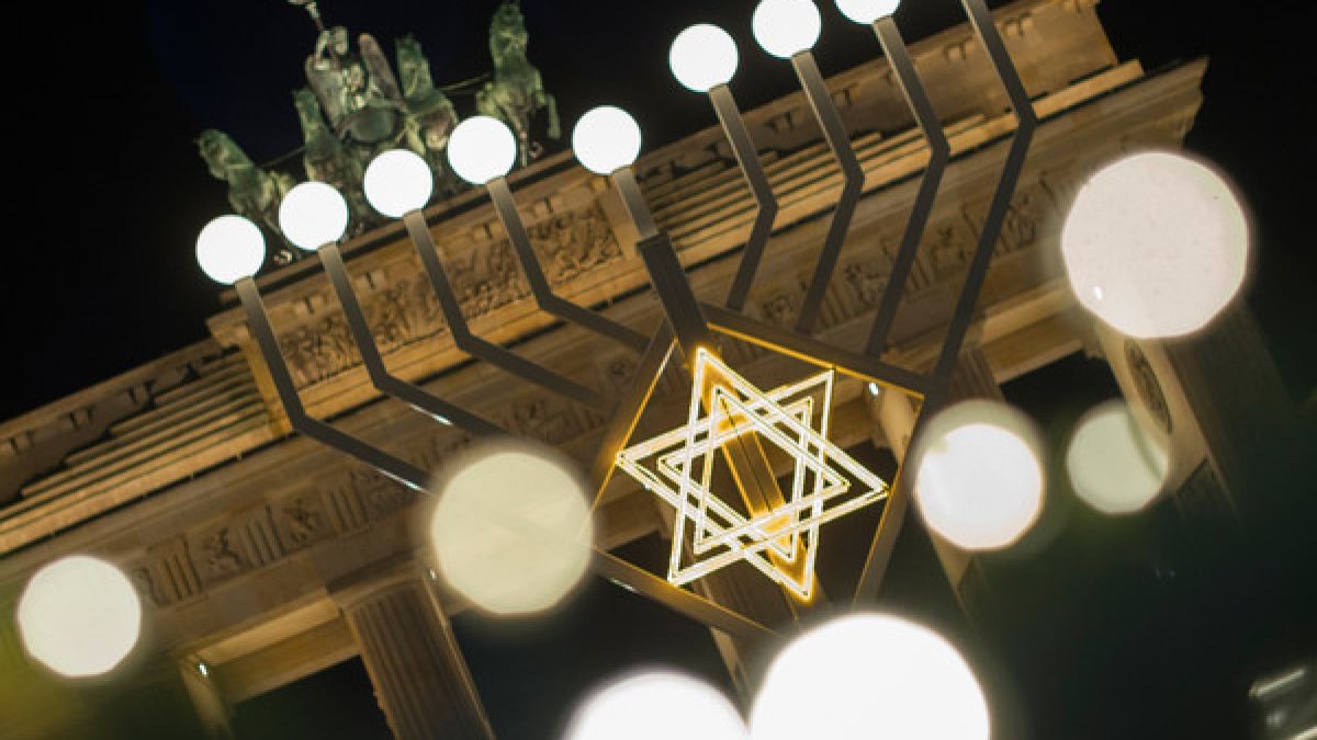 Zum jüdischen Lichterfest gehört traditionell der achtarmige Leuchter, der Chanukkia heißt. (Foto)