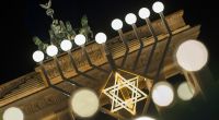Zum jüdischen Lichterfest gehört traditionell der achtarmige Leuchter, der Chanukkia heißt.