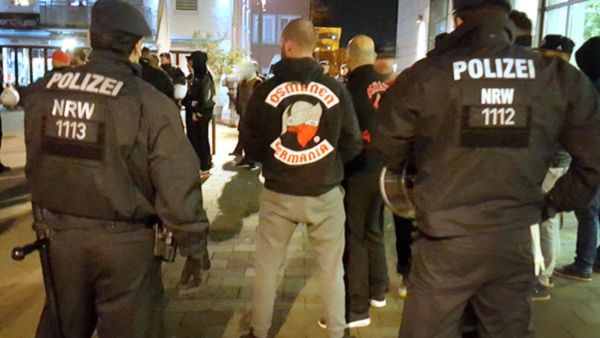 Polizisten bei einer Veranstaltung des Rockerclubs "Osmanen Germania". (Symbolbild) (Foto)