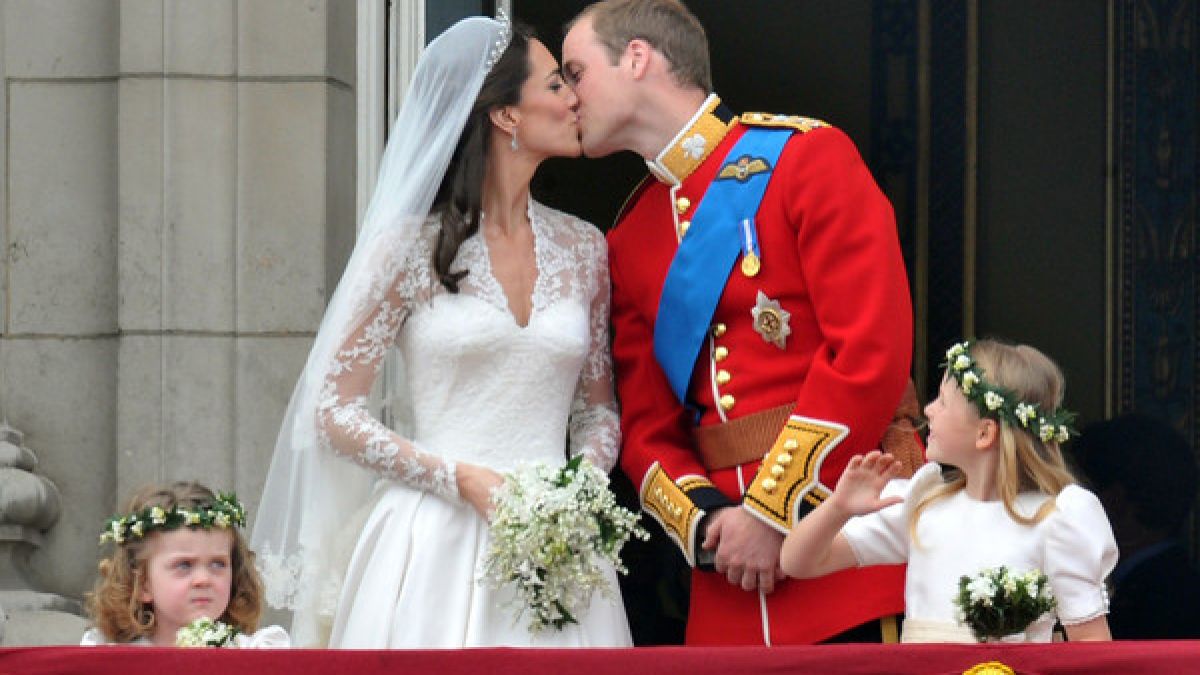 Kate Middleton und Prinz William auf dem Balkon des Palastes. (Foto)