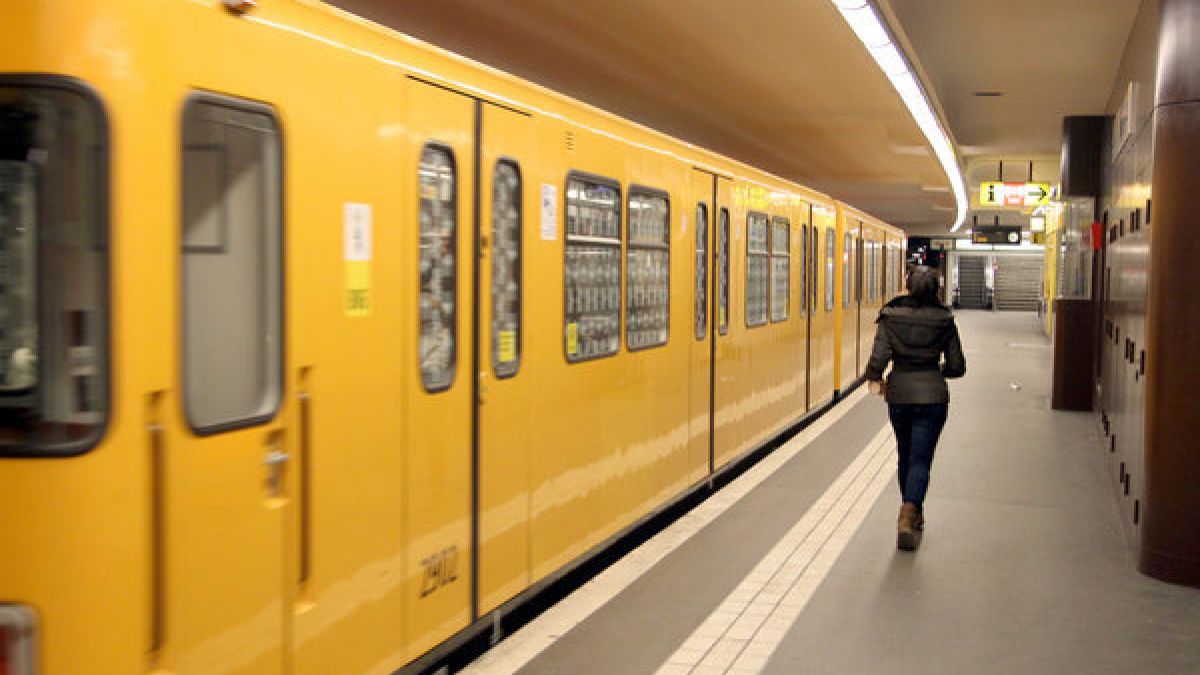 Am Berliner U-Bahnhof Weberwiese im Bezirk Friedrichshain hat sich an Neujahr ein tragischer Unfall ereignet. Ein Paar wurde von der U5 überrollt. (Foto)