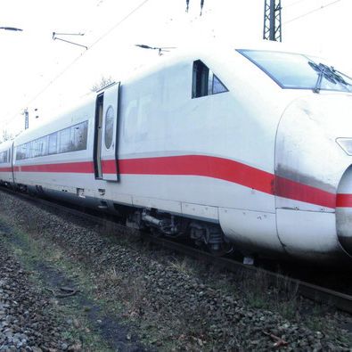 Bahnstrecke zwischen Hamburg und Berlin nach Unfall gesperrt