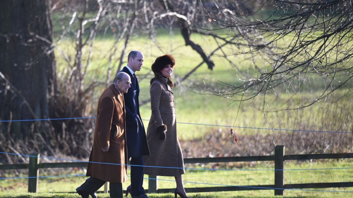 Vor dem Gottesdienst zeigten sich Prinz Philip, Prinz William und die schwangere Herzogin Kate in bester Laune. (Foto)