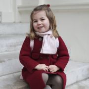 Prinzessin Charlotte strahlt an ihrem ersten Tag als Kindergartenkind in die Kamera. Prinzessin Charlotte strahlt an ihrem ersten Tag als Kindergartenkind in die Kamera.
