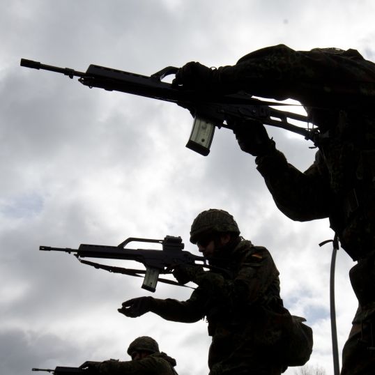 Bundeswehr lehrt Zivilisten Umgang mit der Waffe Bundeswehr lehrt Zivilisten Umgang mit der Waffe (Foto)