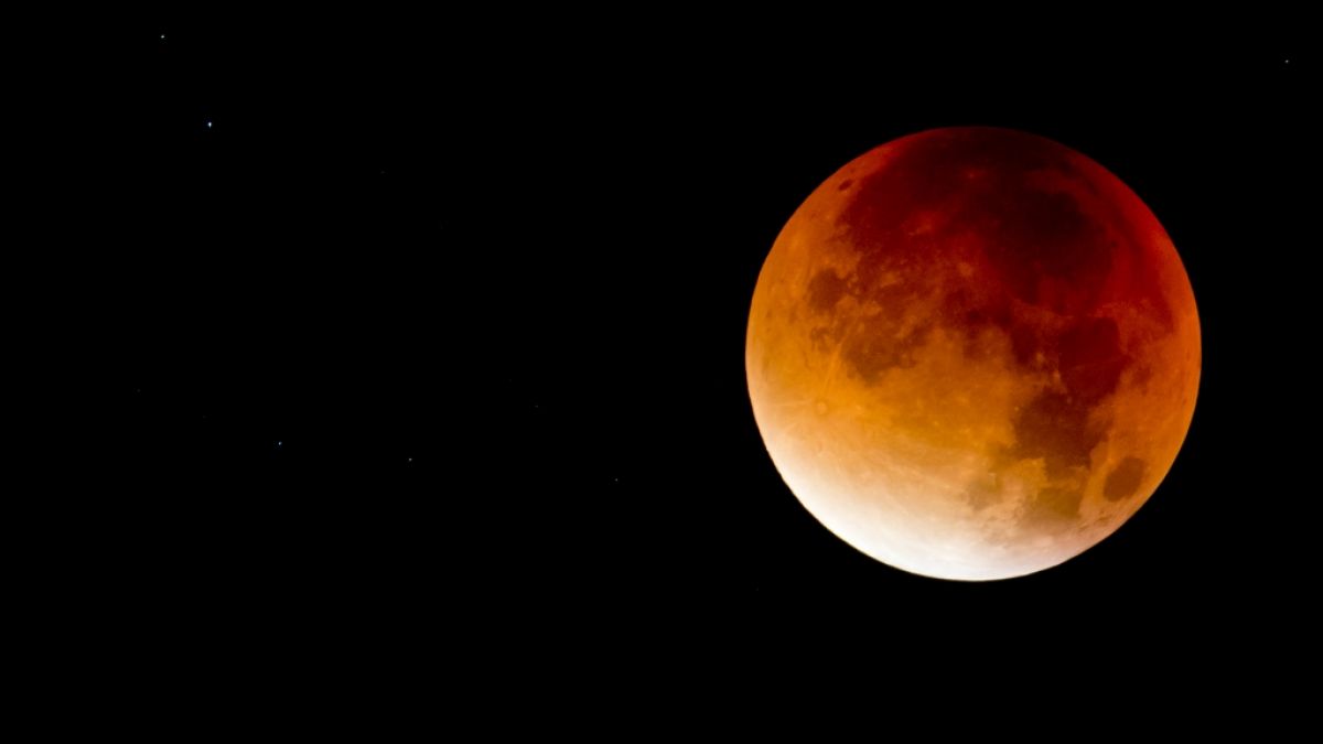 Bei der Mondfinsternis am 31.01.2018 erstrahlt der Mond in einem satten Blutrot. (Foto)