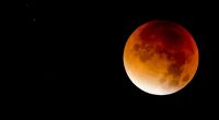 Bei der Mondfinsternis am 31.01.2018 erstrahlt der Mond in einem satten Blutrot.